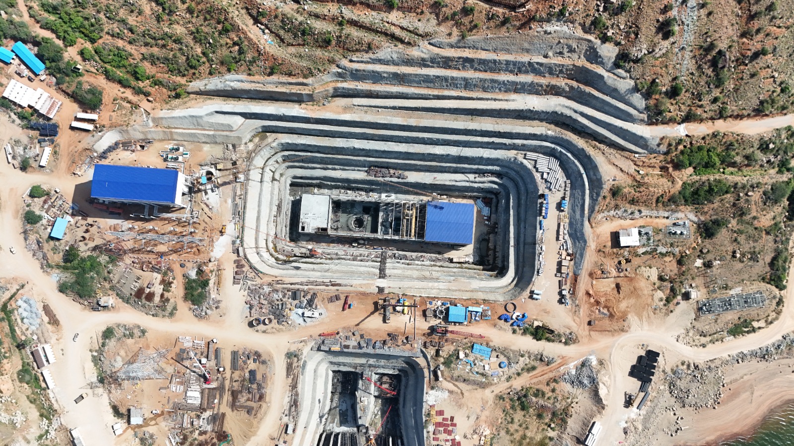 Benched rock excavation around the powerhouse pit at the PSP Chitravathi project